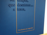 Exposição Na oração, que desaterra... a terra, em homenagem ao sagrado
