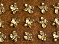Painel OrientalEnferrujado Aço enferrujado com flores de bronze fundido (2009); 100x100x002 cm.