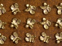 Painel OrientalEnferrujado Aço enferrujado com flores de bronze fundido (2009); 100x100x002 cm.